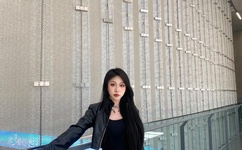 迪士尼关闭前数千游客冒雨涌入